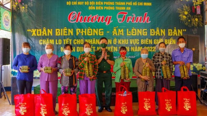 Đại tá Nguyễn Văn Tiến, Phó Chính ủy Bộ đội Biên phòng TP HCM tặng quà Tết cho gia đình chính sách ở xã đảo Thạnh An, huyện Cần Giờ.