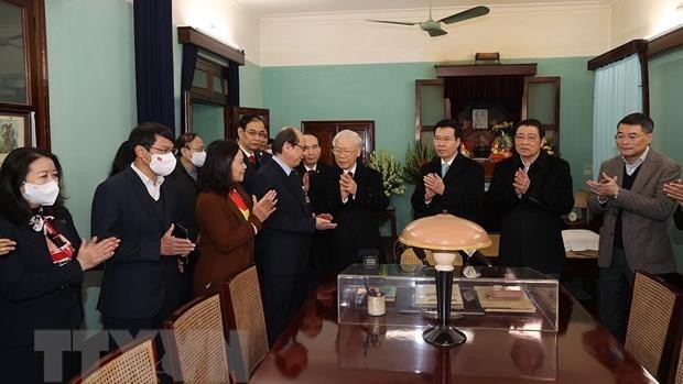 Tổng Bí thư Nguyễn Phú Trọng nói chuyện với cán bộ, nhân viên Khu di tích Chủ tịch Hồ Chí Minh ở Phủ Chủ tịch. (Ảnh: Trí Dũng/TTXVN)