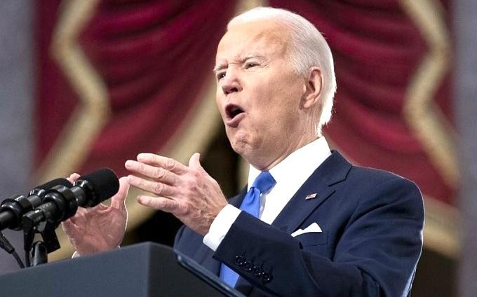 Tổng thống Joe Biden đối diện thử thách cam go giữa nhiệm kỳ.