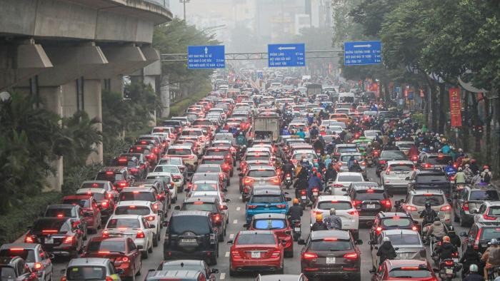 Đường phố Hà Nội đông nghịt trong ngày đầu đi làm sau kỳ nghỉ Tết.