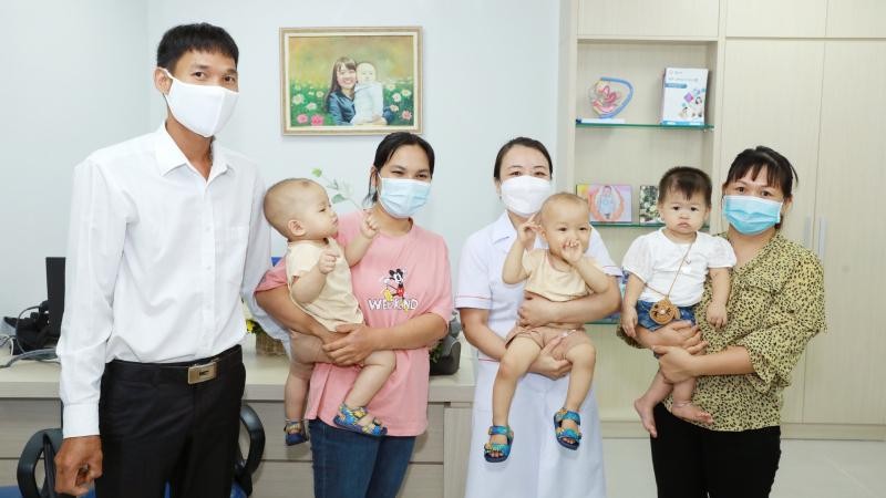 Thạc sĩ, Bác sĩ Lê Thị Thu Hiền cùng các gia đình nhận hỗ trợ miễn phí thụ tinh trong ống nghiệm năm 2019.