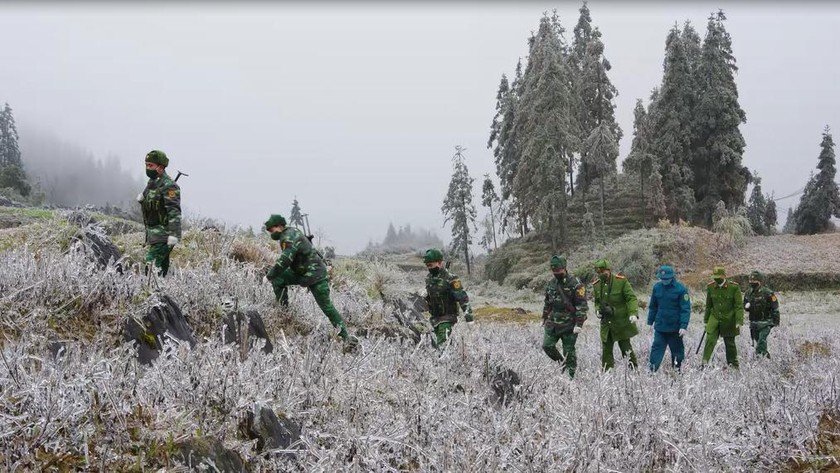 Các lực lượng phối hợp thực hiện nhiệm vụ trong điều kiện băng tuyết tại huyện Mèo Vạc, Hà Giang. (Ảnh: Minh Đức)