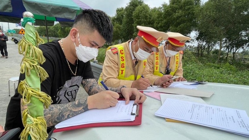 Cảnh sát giao thông lập biên bản với tài xế dương tính ma túy trên cao tốc Hà Nội – Hải Phòng, ngày 1/3/2022.