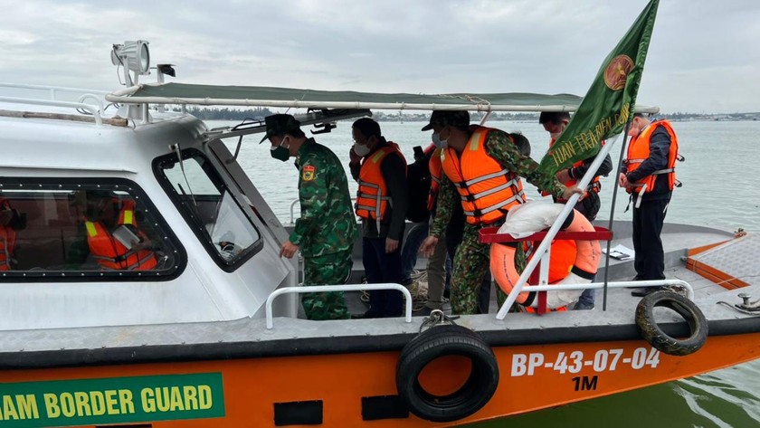 Tìm kiếm nạn nhân vụ chìm tàu du lịch ở Quảng Nam. Ảnh: Ủy ban ATGT Quốc gia. 