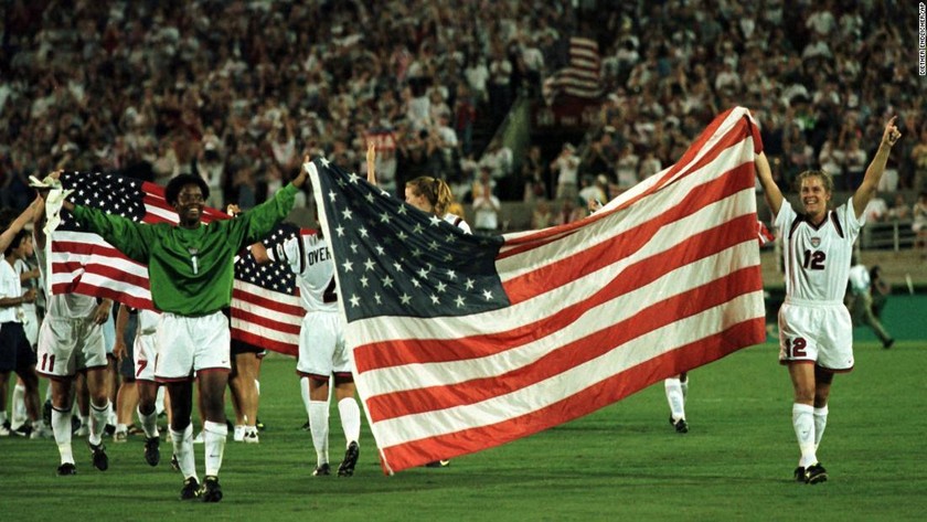 Đội tuyển bóng đá nữ giơ cao cờ Mỹ khi giành được Huy chương Vàng trong Thế vận hội Olympic 1996. 