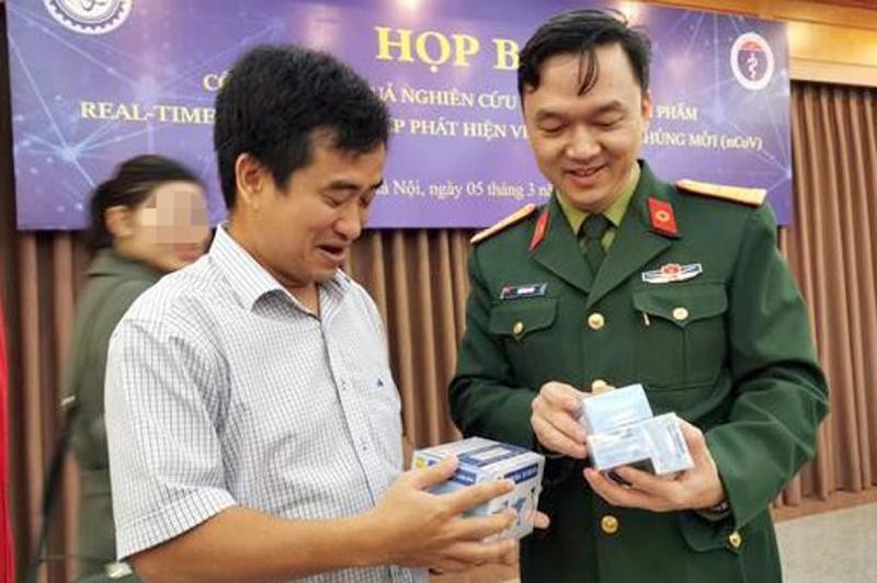 Phan Quốc Việt (bên trái) và Thượng tá Hồ Anh Sơn tại họp báo “Công bố kết quả nghiên cứu chế tạo bộ kit phát hiện SARS-CoV-2 do Học viện Quân y và Công ty Công nghệ Việt Á phối hợp thực hiện”.