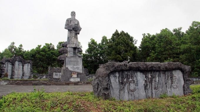 Tượng đài đại danh y Hải Thượng Lãn ông Lê Hữu Trác tại huyện Hương Sơn, Hà Tĩnh.
