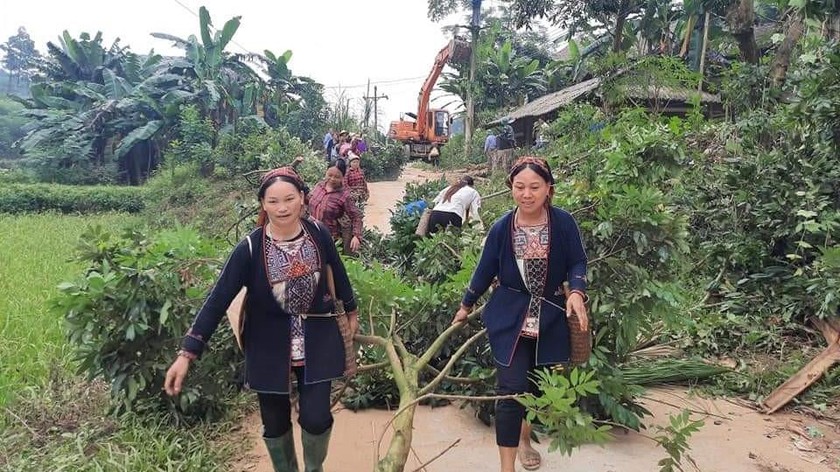 Người dân huyện Lục Yên hăng hái hiến đất mở đường nông thôn mới.