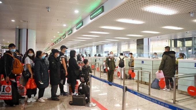 Công dân Việt Nam về từ Ukraine chờ làm thủ tục tại sân bay Nội Bài. 