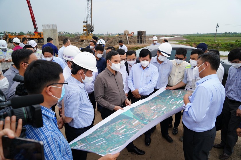 Bí thư Hải Phòng Trần Lưu Quang kiểm tra tiến độ dự án đường bộ ven biển đoạn qua xã Hùng Thắng, huyện Tiên Lãng.