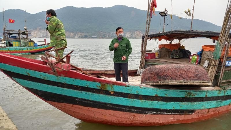 Nhiều tàu cá ở Hà Tĩnh phải đổi phương án đi biển, giảm số hải lý ra khơi để “cầm cự” mưu sinh trong “bão giá” xăng dầu. 