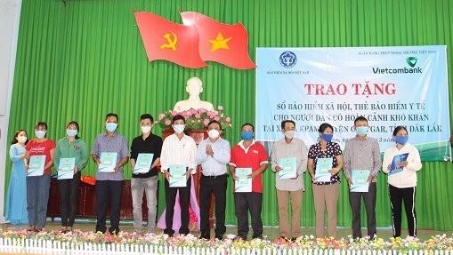 Đại diện BHXH tỉnh trao sổ BHXH cho người dân xã Ea Kpam, huyện Cư M’gar.