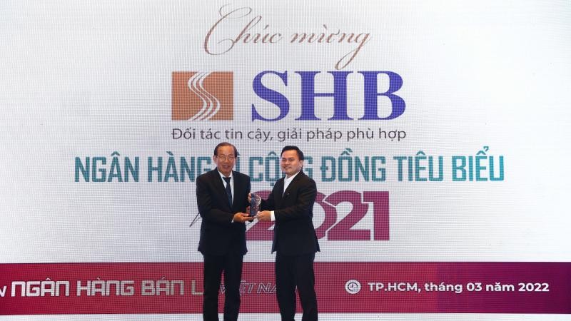 Ông Lê Đồng Tuấn - Phó Giám đốc SHB Chi nhánh Hồ Chí Minh (bên phải) đại diện ngân hàng nhận giải thưởng “Ngân hàng tiêu biểu vì cộng đồng”.