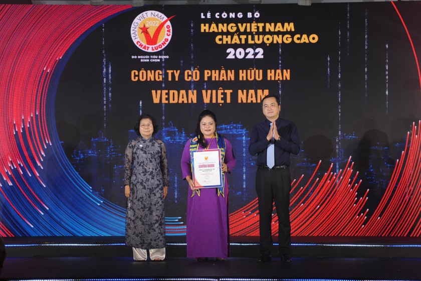 Bà Nguyễn Thu Thủy - Phó Giám đốc đối ngoại- đại diện Vedan Việt nam nhận chứng nhận HVNCLC 2022.