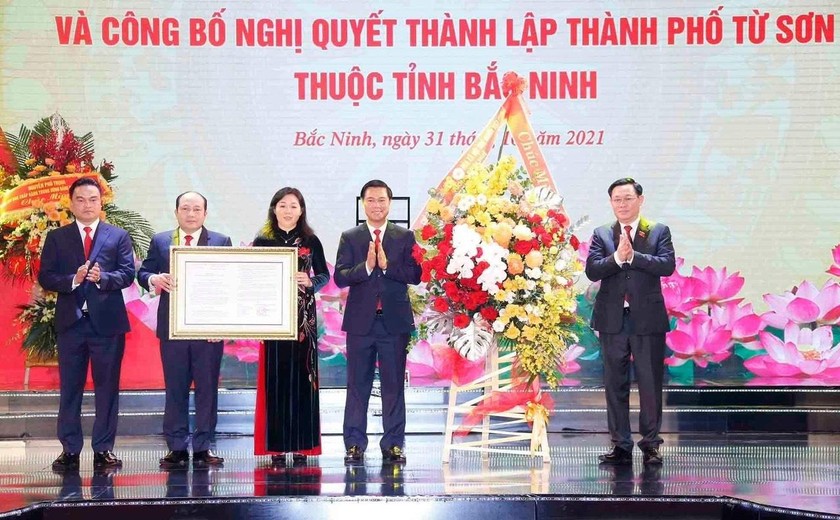 Ngày 31/10/2021, Chủ tịch Quốc hội Vương Đình Huệ đã trao Nghị quyết của Ủy ban Thường vụ Quốc hội về thành lập TP Từ Sơn thuộc tỉnh Bắc Ninh cho Đảng bộ, chính quyền và nhân dân TP Từ Sơn.