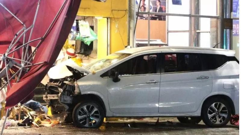 Tai nạn xe “điên” đâm vào quán bánh mì ở Đà Nẵng khiến nhiều người bị thương.