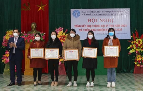 BHXH tỉnh Quảng Bình khen thưởng các đại lý thu có thành tích xuất sắc.