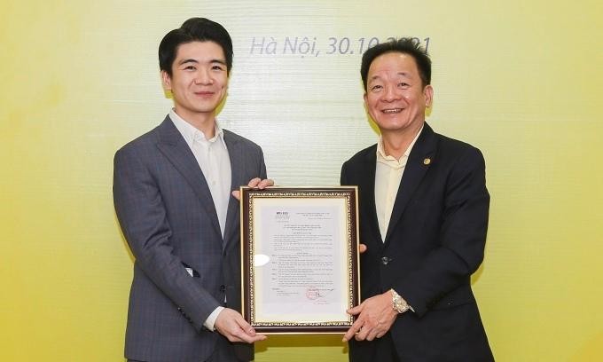 Ông Đỗ Quang Hiển (phải) trao quyết định bổ nhiệm ông Đỗ Quang Vinh giữ chức Phó Tổng Giám đốc SHB hồi tháng 10/2021. Ảnh: SHB