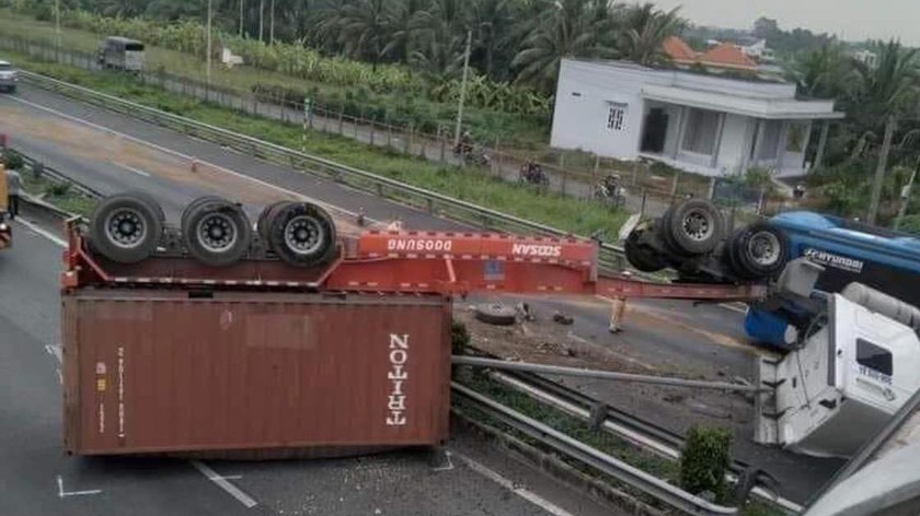 Hiện trường vụ lật xe container trên cao tốc TP Hồ Chí Minh - Trung Lương sáng 19/4 khiến giao thông “tê liệt”.