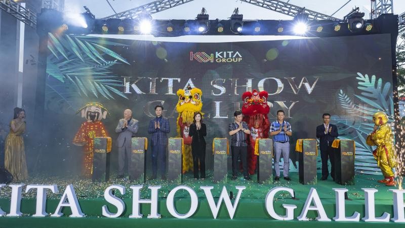 Ban lãnh đạo tập đoàn KITA Group cắt băng khánh thành KITA Show Gallery.