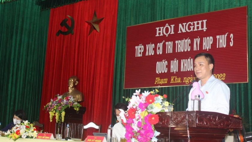 Ông Triệu Thế Hùng, Chủ tịch UBND tỉnh Hải Dương phát biểu tại hội nghị tiếp xúc cử tri.