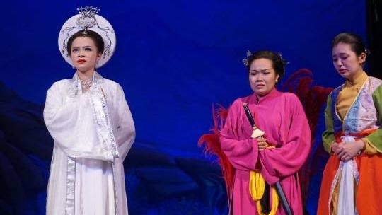 Vở kịch sử Việt “Thái hậu Dương Vân Nga” đang được trình diễn tại sân khấu kịch Hồng Vân. 