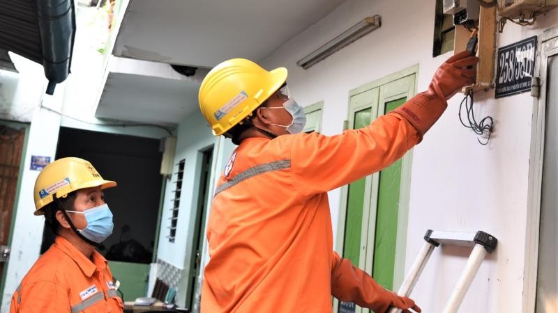 Nhân viên ngành điện bảo trì, sửa chữa thiết bị điện trước mùa nắng nóng 2022.