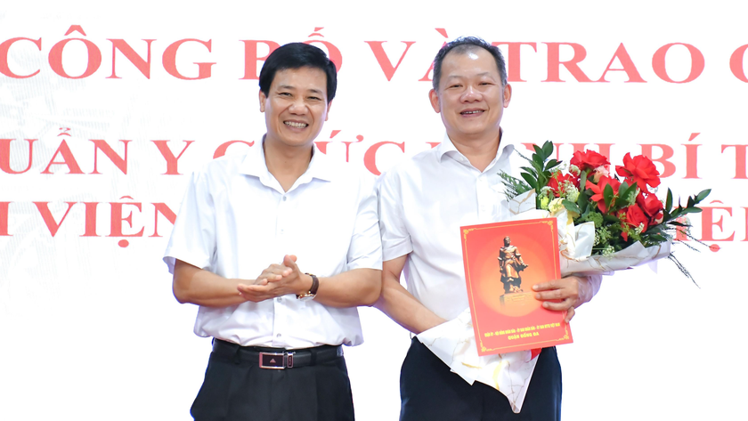Ông Nguyễn Anh Cường, Phó bí thư thường trực, Chủ tịch HĐND quận Đống Đa (bên trái) trao quyết định bổ nhiệm TS.BS Dương Đức Hùng làm tân Bí thư Đảng uỷ Bệnh viện Bạch Mai nhiệm kỳ 2020-2025.