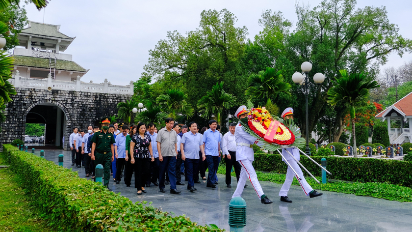 Lãnh đạo tỉnh Điện Biên dâng hương tưởng niệm, viếng các anh hùng liệt sĩ đang yên nghỉ tại Nghĩa trang Liệt sĩ A1.