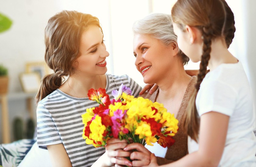 Trong Ngày của Mẹ trên thế giới, con cái thường tặng hoa, quà và thiệp chúc mừng.