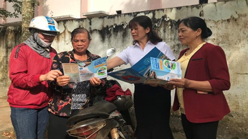 Cán bộ BHXH tỉnh Đắk Nông tuyên truyền chính sách BHXH tự nguyện cho người dân trên địa bàn. 