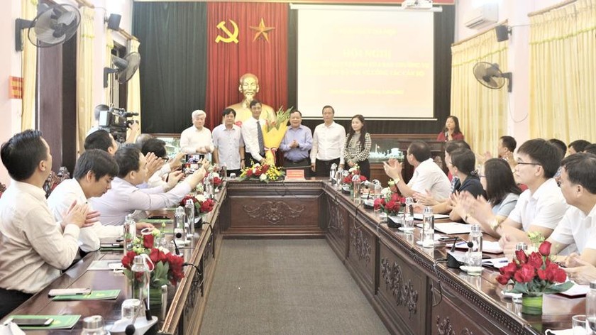 Phó Bí thư Thành ủy Nguyễn Văn Phong chúc mừng ông Lê Thanh Nam