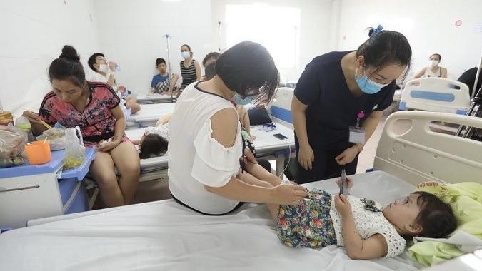 Điều trị cho trẻ bị sốt xuất huyết tại TP Hồ Chí Minh. 