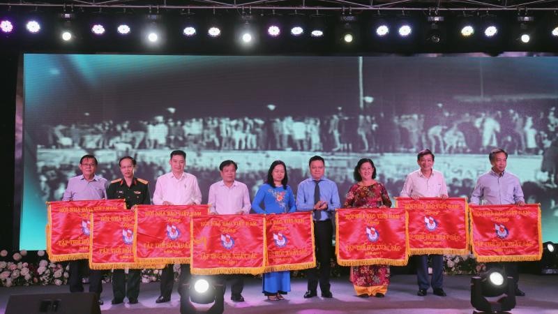 Trao tặng Cờ thi đua của Hội Nhà báo Việt Nam cho 8 đơn vị đạt danh hiệu tập thể xuất sắc năm 2021.