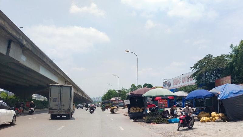 Chợ hoa quả “di động” trên đường Nguyễn Xiển.