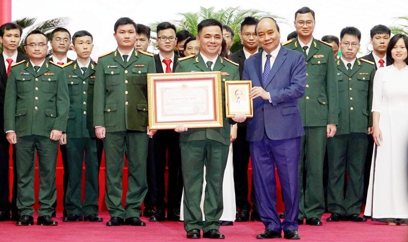 Chủ tịch nước Nguyễn Xuân Phúc trao tặng Bằng khen cho 49 đồng tác giả của hai công trình đoạt Giải thưởng Hồ Chí Minh về khoa học - công nghệ.