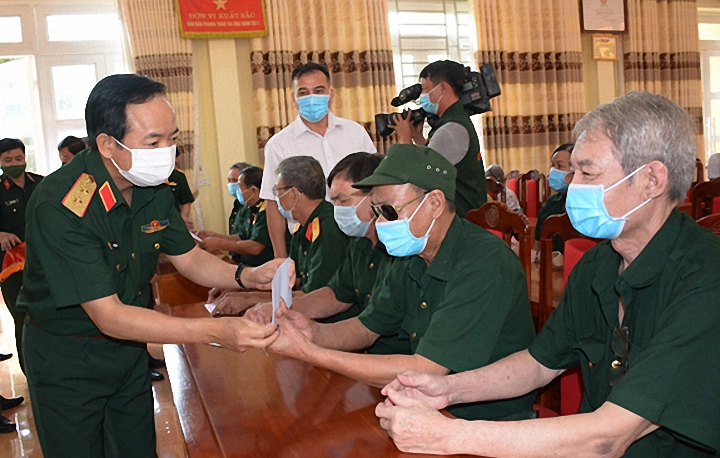 Trung tướng Trịnh Văn Quyết thăm hỏi, tặng quà các thương binh, bệnh binh đang được chăm sóc tại Trung tâm Điều dưỡng Người có công tỉnh Phú Thọ.