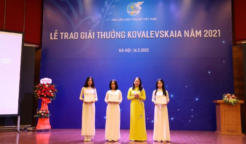 Phó Chủ tịch nước Võ Thị Ánh Xuân trao tặng học bổng cho 3 nữ sinh chuyên Toán tại Lễ trao giải Kovalevskaia năm 2021.