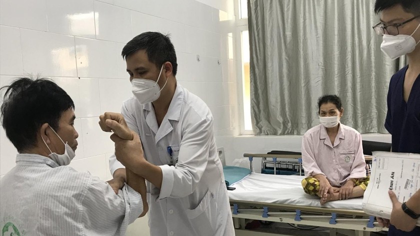 Bác sĩ Nguyễn Trung Nguyên đang đánh giá vận động cho vợ chồng BN bị ngộ độc hạt muồng.