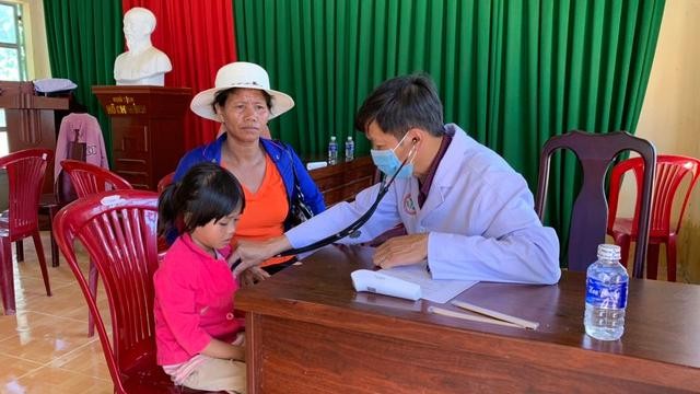 Khám bệnh cho trẻ em ở Lâm Đồng.