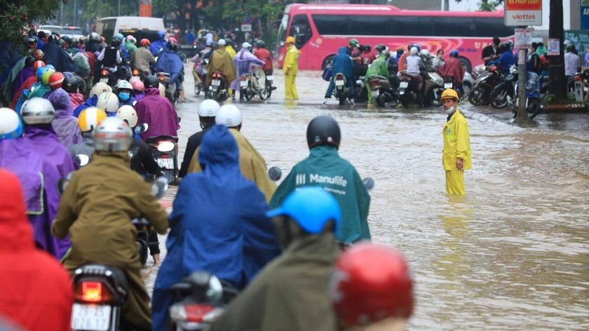 Mưa lớn trong những ngày qua khiến các con đường tại Hà Nội rơi vào tình trạng ngập sâu, phương tiện khó di chuyển.