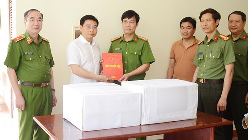 Ông Nguyễn Văn Thắng, Bí thư Tỉnh ủy Điện Biên và Thiếu tướng Trần Văn Doanh, Cục phó C04 Bộ Công an chúc mừng Ban chuyên án. 