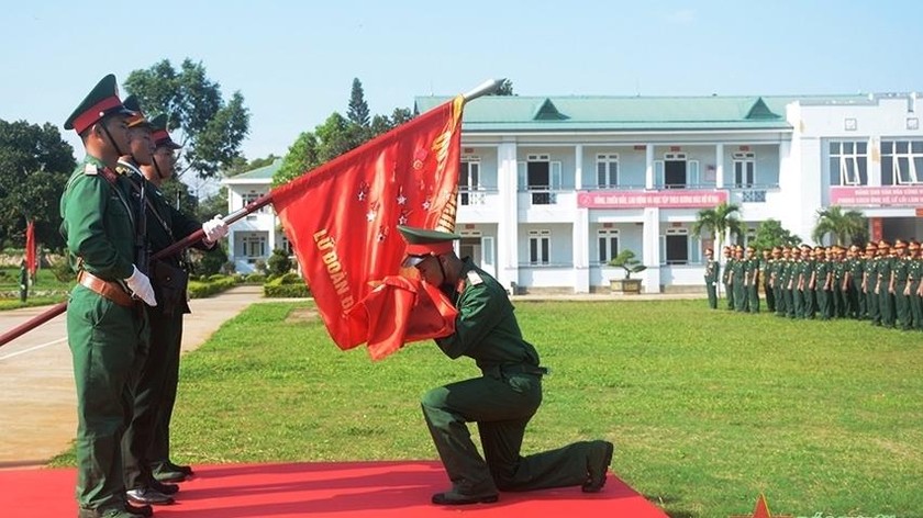 Chiến sĩ mới tuyên thệ dưới Quân kỳ.