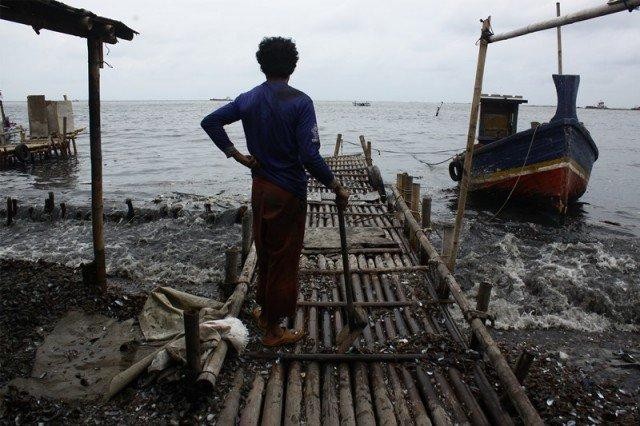 Khí hậu khắc nghiệt khiến người dân sống ven biển khó ra khơi đánh bắt cá. Ảnh: Getty Image