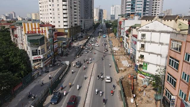 Việc cấp phép xây dựng tùy tiện gây ra sự hỗn loạn về quy hoạch hai bên tuyến đường Lê Văn Lương - Tố Hữu.
