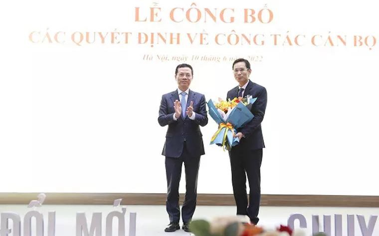 Bộ trưởng Bộ TT&TT Nguyễn Mạnh Hùng tặng hoa chúc mừng Chủ tịch HĐTV MobiFone Nguyễn Hồng Hiển.
