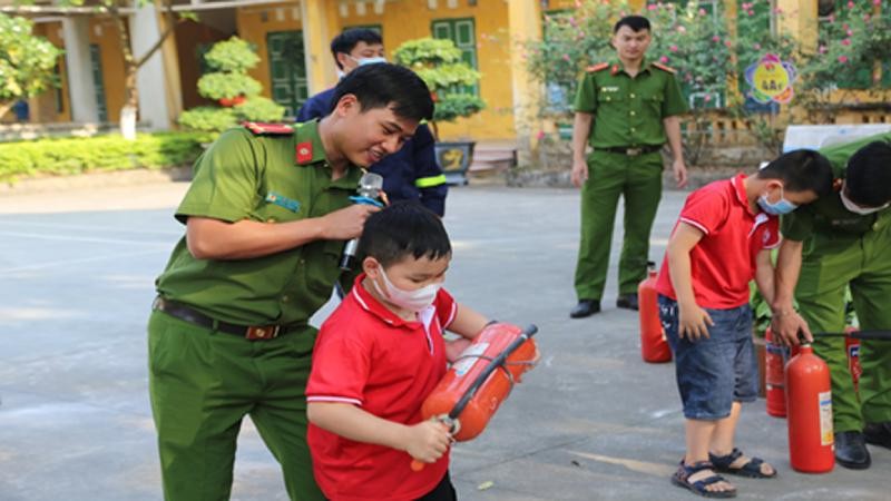 Tuyên truyền, tập huấn cho học sinh về công tác phòng cháy chữa cháy tại Trường Tiểu học xã Hoàn Sơn, huyện Tiên Du (Bắc Ninh).