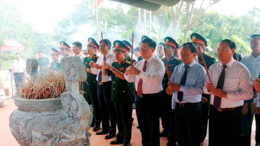 Bí thư Trung ương Đảng, Trưởng ban Tuyên giáo Trung ương Nguyễn Trọng Nghĩa và các đại biểu dâng hương tưởng niệm các anh hùng liệt sỹ.