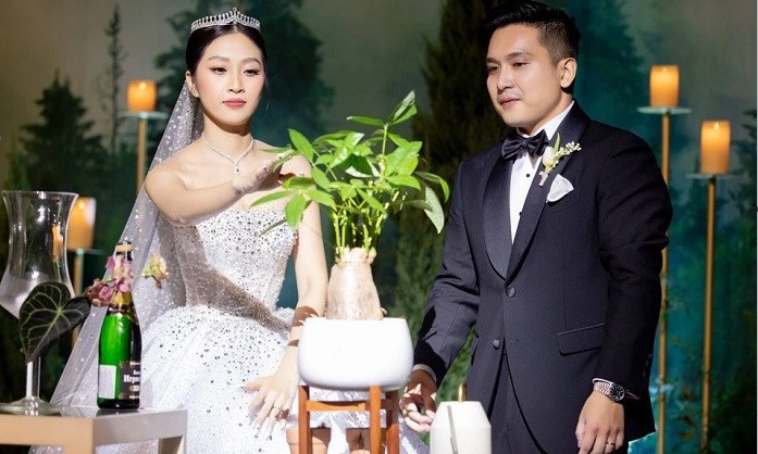 MC Liêu Hà Trinh và chồng vun trồng cây xanh thay vì cắt bánh kem trong lễ cưới.