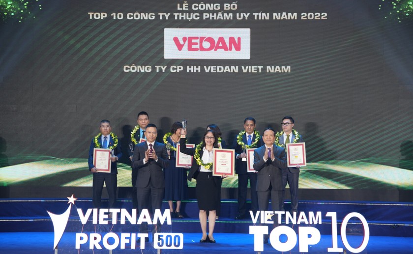 Bà Hà Hòa Bình - Đại diện Công ty Vedan Việt Nam nhận chứng nhận “Top 10 Công ty thực phẩm uy tín năm 2022”.